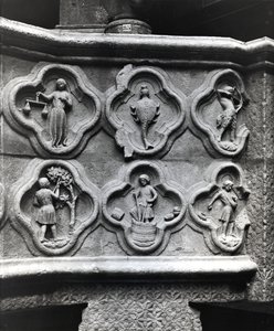 Cuatrofoils con los signos del zodiaco y los trabajos del año, de la Catedral de Notre-Dame en Amiens (reproducción en yeso de piedra)